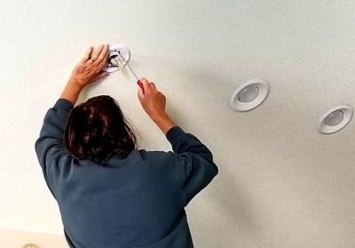 installation-spots-LED-plafond-bureau.jpg__PID:9b983a83-0c7f-41a7-92b8-6e2c279eadd3