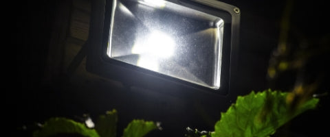 Choisir l'emplacement idéal d'un projecteur LED : le guide