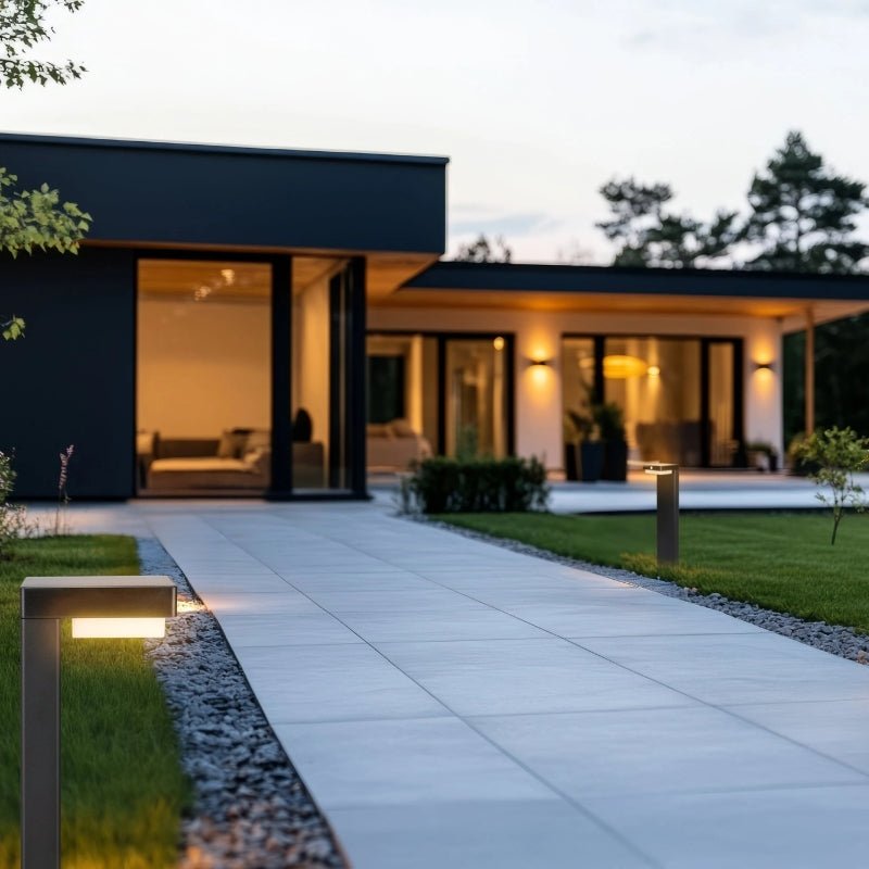 Borne de Jardin Solaire à Piquer 220lm USB - C Carré IP54 Noir - Silamp France