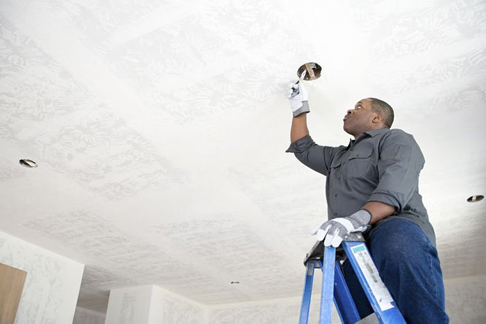 Comment installer un spot au plafond ?