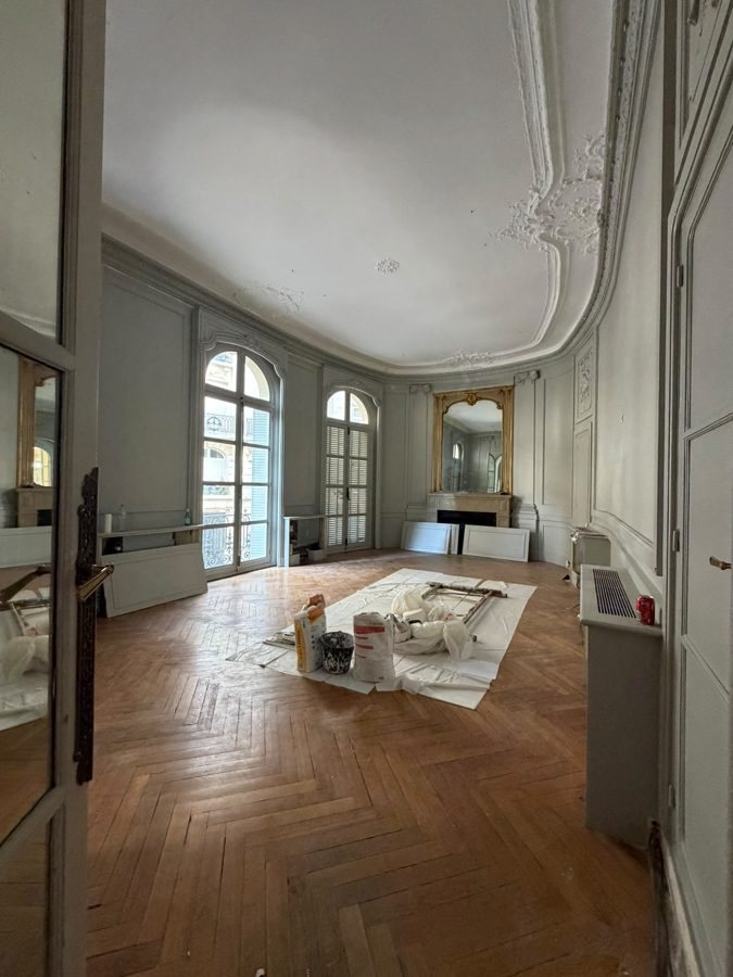 Le site avant travaux : salon à moulures, parquet et hauts plafonds